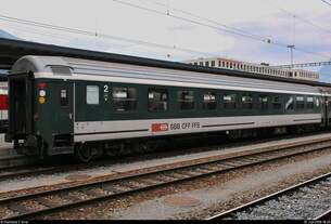 Blick auf einen Personenwagen der Gattung  B  (50 85 21-73 530-0 CH-SBB) der SBB, der im Bahnhof Chur (CH) auf Gleis 7 vorübergehend abgestellt ist.