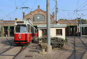 Wien Wiener Linien: E2 4017 + c5 1417 im Straßenbahnbetriebsbahnhof Gürtel (XVIII, Währing, Währinger Gürtel / Marsanogasse) am 20.