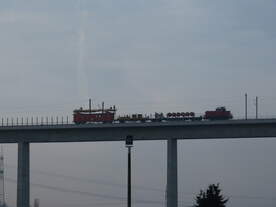 Aus dem Archiv: Am 16.11.2013 erwischte ich mit viel Zoom den Oberleitungsmontagezug (vermutlich von Railsystems) auf der damals noch ganz neuen Brücke über das Unstruttal,