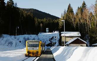 Mit einem Os kommt 814/914 089 am 16.02.2019 im 840 m hoch gelegenen Bahnhof Spicak an, im Hintergrund der 1.747 m lange Spicacky/Spitzbergtunnel, Scheitelpunkt der Strecke von Klatovy nach Zelesna