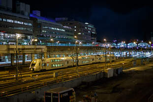   Der SJ X40 3314, ein dreiteiliger Elektro-Doppelstocktriebzug vom Typ Alstom Coradia Duplex, verlässt am Abend des 20.03.2019 Stockholm Central.