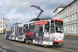 Straßenbahn Zwickau: Tatra KT4D der SVZ Zwickau - Wagen 932, aufgenommen im März 2019 am Hauptbahnhof in Zwickau.