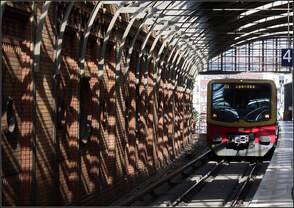 Drinnen im Schatten -    Ein S-Bahnzug erreicht die Station Hackescher Markt in Berlin.