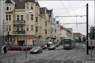 Durch die Podbielskistraße in Hannover -    Ein TW 2500-Stadtbahnzug befährt die Podbielskistraße in List und wird gleich die Haltestelle 'Lortzingstraße' erreichen.