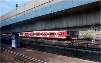 Ein Bild der vielen spitzen Winkel -    Mitzieher aus dem Zug einer Hamburger S-Bahn der Baureihe 427/473 südöstlich des Hauptbahnhofes.