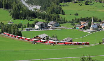 Mit der schiebenden 644 befindet sich IR1136 (St.Moritz - Chur) kurz vor dem Bahnhof von Bergün.
