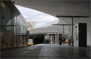 Stadtbahnen unter der runden Öffnung -    Die Stadtbahnhaltestelle Staatsgalerie ist Teil der am dichtesten befahrenen Stadtbahnstrecke in Stuttgart mit fünf Linien und der U11 obendrein bei