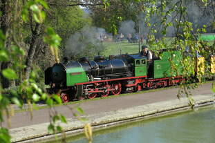 Die 1950 von Krauss-Maffei gebaute Lok  Tazzelwurm  mit Achsfole 2'C1' ist an einem herrlichen Frühlingssonntag ordentlich gefordert, um die gut besetzten Züge über die steigungsreiche