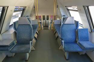 Blick in die obere Etage eines DR-Doppelstockwagens der Bauart  DBuza.