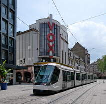 Vor der Kulisse des VOX-Ciné ist Tram CTS-3010 in der Straßburger Innenstadt unterwegs auf der Ligne D von Kehl nach Poteries.
