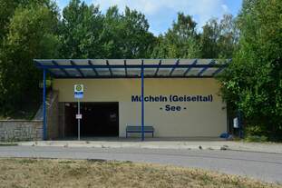 Blick auf die Bushaltestelle am Bahnhof Mücheln und den Zugang zum Bahnsteig.