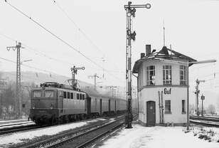 140 621 mit Nahverkehrszug in Guntershausen, Dezember 1978.