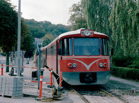Helsingør-Hornbæk-Gilleleje-Banen (HHGB, Hornbækbanen) im Oktober 1985: Zug nach Gilleleje hält am Haltepunkt (Helsingør-) Marienlyst.