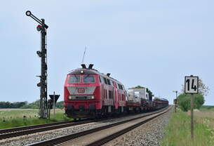 218 402 und 218 319 ziehen einen Autozug am Einfahrsignal Klanxbüll vorbei gen Niebüll.