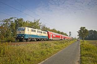 111 174-9 mit dem Centralbahn-Ersatzzug auf der Linie RE3 bei Bönen-Nordbögge (17.09.2021)