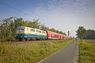 111 174-9 mit dem Centralbahn-Ersatzzug auf der Linie RE3 bei Bönen-Nordbögge (17.09.2021)