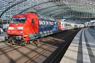 101 068-5 steht am 30.10.2021 mit dem IC142 nach Amsterdam Centraal im Berliner Hauptbahnhof bereit.