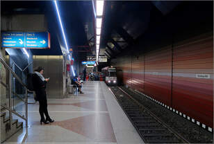 Unterirdisch in Duisburg -     Blick vom Hochbahnsteig der U79 auf den Abschnitt mit niedrigem Bahnsteig für die Straßenbahn in der oberen Ebene der viergleisigen Station Hauptbahnhof.