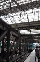 Die Metro im Gare d'Austerlitz -     Unter einem Dach: Das Glasdach des Gare d'Austerlitz überspannt auch die quer und in Hochlage in der Bahnhofshalle liegende Metrostation der Linie 5.