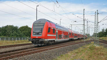 Der RE3 Stralsund Hbf - Berlin Hbf - Falkenberg (Elster) bei der Einfahrt in den Bahnhof Züssow.