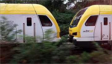 bwegt in Fahrt -     Zwei gekuppelte Flirt-Triebwagen kurz vor der Einfahrt in den Stuttgarter Rosensteintunnel, gesehen von einer parallel fahrenden S-Bahn.