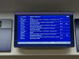 Bahnsteigübersichtsanzeiger mit bereits bereitstehendem Zug RB53 mit IRIS+ in Würzburg Hbf (03.10.2022)