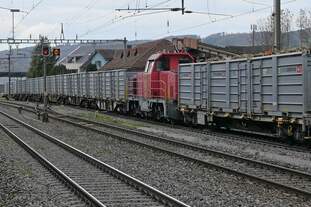 Am 92 85 8 841 028-4-LPAG zieht die zweite Wagengruppe mit leeren Containern unter die Zuckerrübenverladeanlage, wo sie von der Lok abgekuppelt werden und ein Wagen mit einem Seil an einer