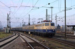 CBB 110 383-7 fährt mit einem Leerzug von Basel Bad Bf nach Mönchengladbach und durchfährt hier gerade Kalrsruhe Hbf auf Gleis 3.