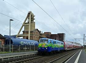 Vor der Kulisse des Kochendorfer Salzbergwerk ist am 19.2.2023 die 111 074 mit dem RE8 Ersatzzug gen Stuttgart Hauptbahnhof fahrend zusehen.
