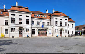 Die Möglichkeit, das Empfangsgebäude des Bahnhofs Koprivnica (HR) zu fotografieren, hatte ich während des Wartens auf den Schienenersatzverkehr nach Križevci (HR).