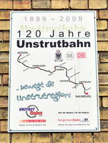 In Artern konnte ich am Empfangsgebäude dieses Schild aufnehmen welches an das Jubiläum 120 Jahre Unstrutbahn erinnert.