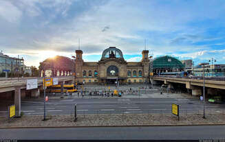 Nach vielen Regenstunden und einigen Querelen mit dem EC 172 erhebt sich die Abendsonne über den Dresdner Hauptbahnhof.