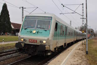 Der WEE-Ersatzzug der Linie RB89 hält in Wörnitzstein auf seiner Fahrt von Aalen Hbf nach Donauwörth.