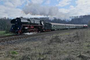 50 Jahre EFZ (|) - 01 519 auf der Fahrt von Tuttlingen nach Ulm am 09.04.2023 kurz vor dem Passieren des Geb�udes des ehemaligen Bahnhofs von Inzigkofen.