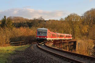 DB 628 475 und 628 473 fahren an Karfreitag von Bouzonville nach Dillingen(Saar) und passieren hier gerade das Viadukt in Niedaltdorf.