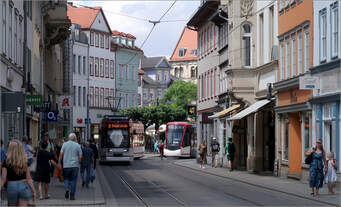 Durch die enge Altstadt von Erfurt -     Blick durch die Schlösserstraße in Richtung Fischmarkt.