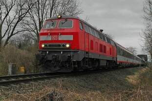 Am 22.03.2014 zieht 218 456-2 die Wagen des IC 118  BODENSEE , Salzburg - Münster (Westf), kurz vor Langenargen über die Argen