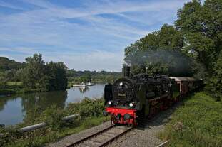 38 2267 des Eisenbahnmuseums Bochum kommt nach langjähriger Aufarbeitung wieder auf der Ruhrtalbahn zum Einsatz und zieht den Museumszug hier entlang der Ruine Hardenstein in Witten-Herbede