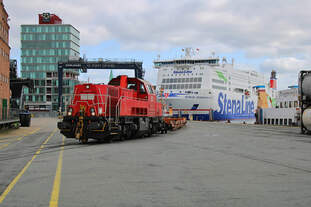 DB 291 092-1 steht mit einigen leeren Taschenwagen vor der Kulisse der Stena Scandinavica, welche am Schwedenkai in Kiel angelegt hat.