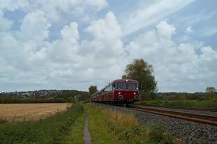 Eine fünfteilige Schienenbus-Garnitur auf einer Sonderfahrt der AKE ins Hönnetal fährt in den Haltepunkt Bösperde ein (22.10.2023)