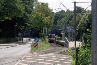 Eindrücke von der U42 in Dortmund -     Weiter südlich lässt der Platz wieder einen eigenen Bahnkörper neben der Deutsch-Luxemburger Straße zu.
