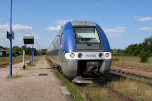 SNCF 76654 steht im Gare du Lauterbourg zur Fahrt als Regionalzug nach Straßbourg.