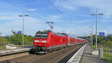 146 124 zieht den RE8 des Expresskreuz Niedersachsen/Bremen nach Bremerhaven-Lehe durch den Bahnhof Hagen (Han).