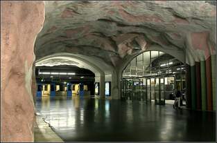 Rote Linie, Endstation  Mörby C  -     Seit 29.1.1978 endet diese Linie hier, ein früher geplanter Weiterbau nach Täby unterblieb.