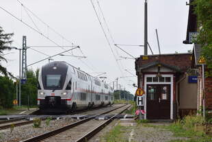 Ein unbekannter 4110 fährt als IC2272 nach Warnemünde als Umleiter durch Oehn in Richtung Jüterbog.