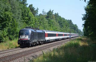Die von MRCE an DB Fernverkehr vermietete 182 570 zieht am sonnig-heißen 27.
