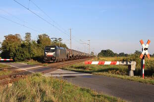 MRCE 187 107 rollt mit einem Kesselzug über den WSSB-Bahnübergang bei Güterglück in Richtung Magdeburg.