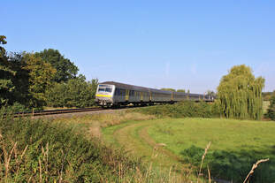 Ein RE6 der MRB passiert auf seiner Fahrt von Leipzig Hbf nach Chemnitz Hbf den kleinen Ort Tautenhain.