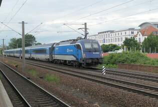 Der Railjet nach Graz im Mai 2024 von der im Najbrt Design gespritzten 1216 250 geschoben, hier bei der Durchfahrt durch Dresden-Dobritz.