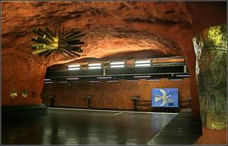 Blaue Linie nach Hjulsta, Station  Rinkeby  -     Kunstwerke verschiedenster Art prägen die Stockholmer T-Bahnstationen.